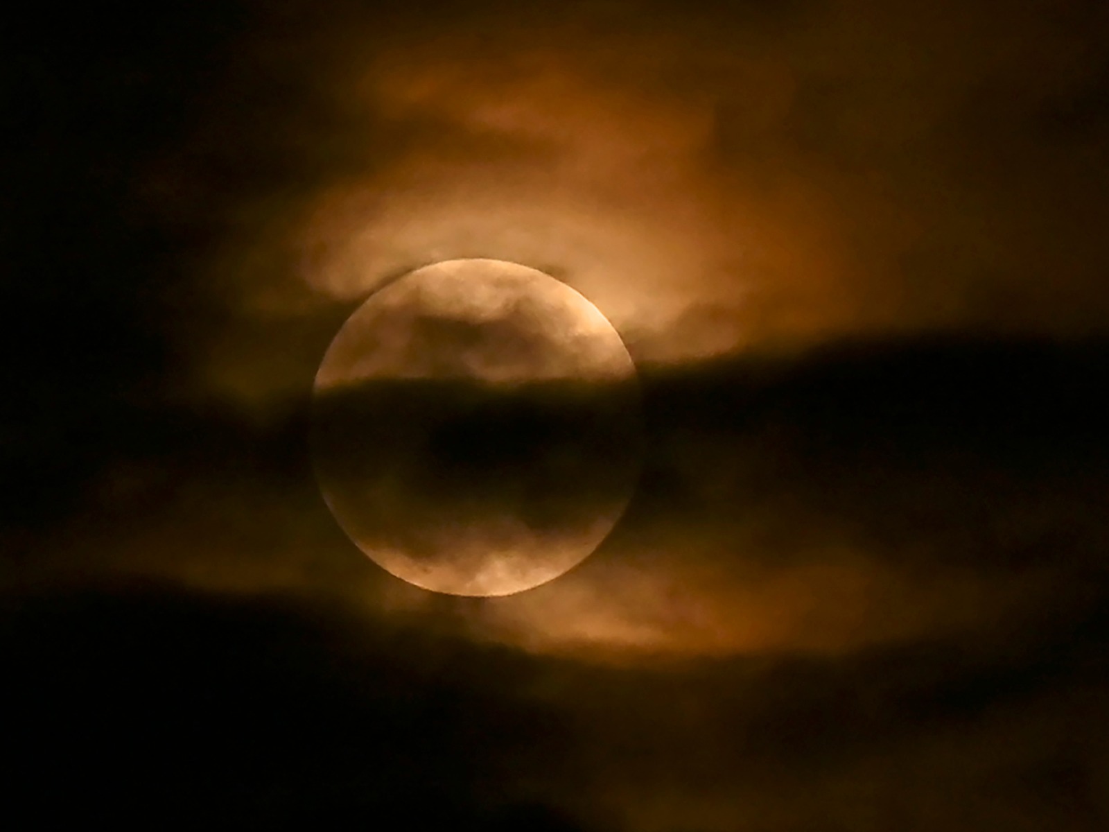 El eclipse del 28 de octubre fue el último del 2023 (Foto: AFP)