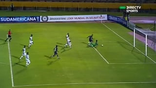 Carlos Cáceda se arrojó y delantero de U. Católica cometió blooper que acabó en gol [VIDEO]