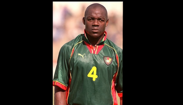 Tobie Mimboe (Camerún). Este defensor fue protagonista de múltiples polémicas debido a su edad. Durante su carrera, sus documentos parecían rejuvenecerse cada vez que firmaba con un nuevo club o equipo nacional. En algunos registros, se presentó como nacido en 1964, pero otros lo ubicaban años después. (Foto: Getty Images)