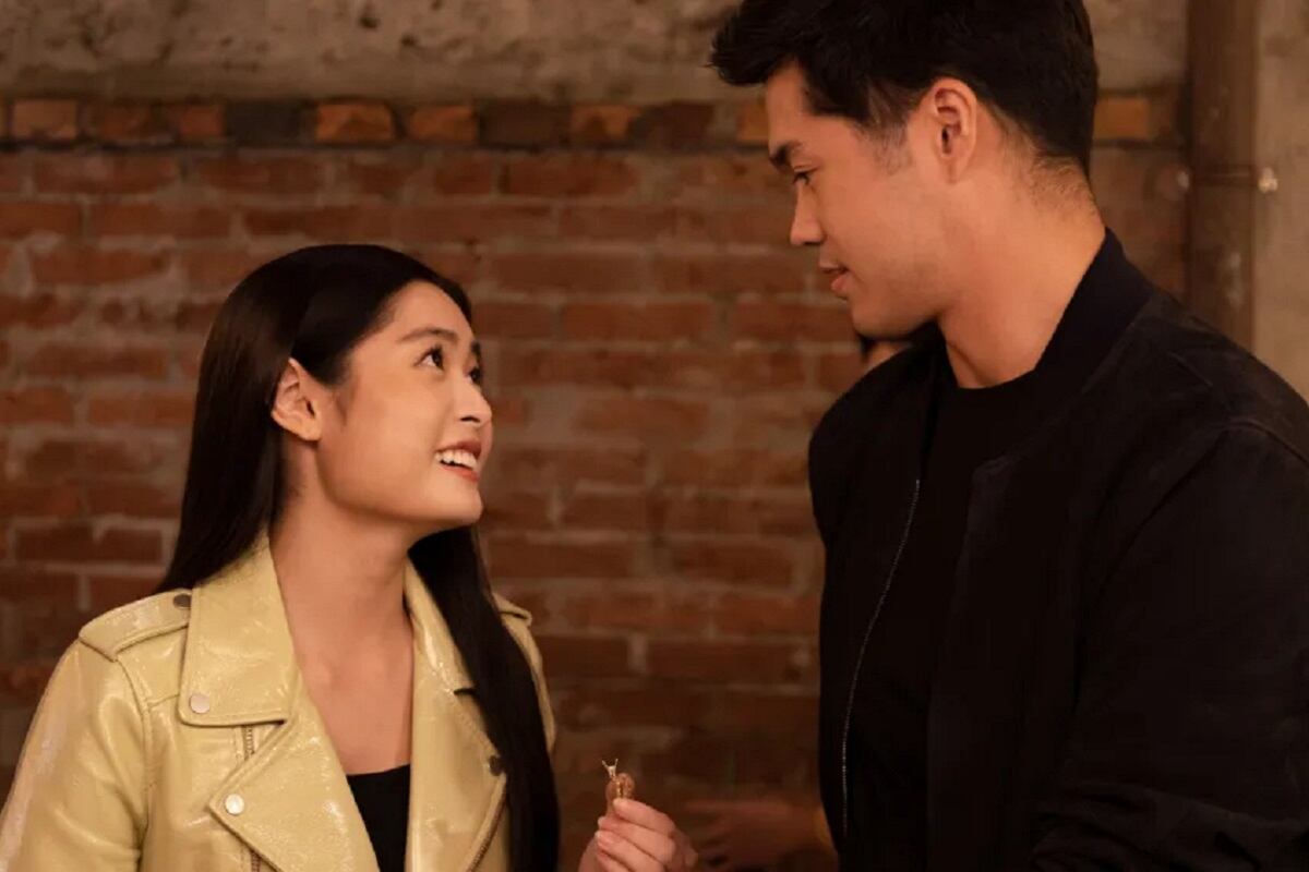 Ashley Liao como Ever Wong y Ross Butler como Rick Woo en la comedia romántica "Love in Taipei" (Foto: Paramount+)