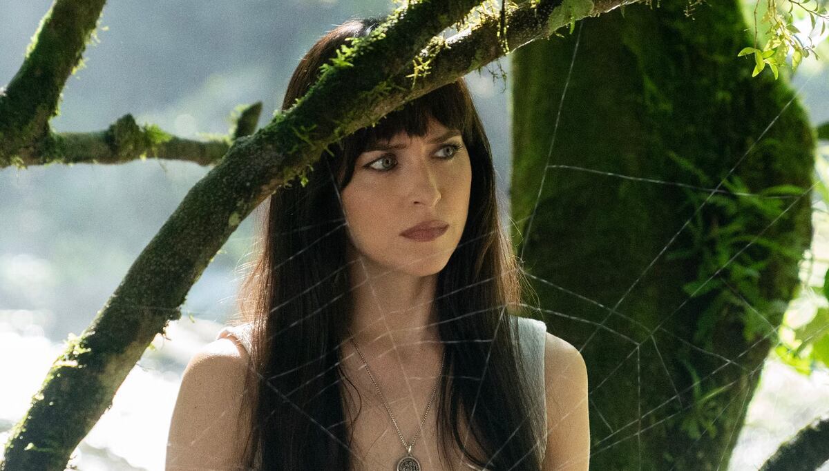 Dakota Johnson interpreta a Cassandra Webb, que tiene poderes de clarividencia, en la nueva película “Madame Web” (Foto: Sony Pictures Releasing)