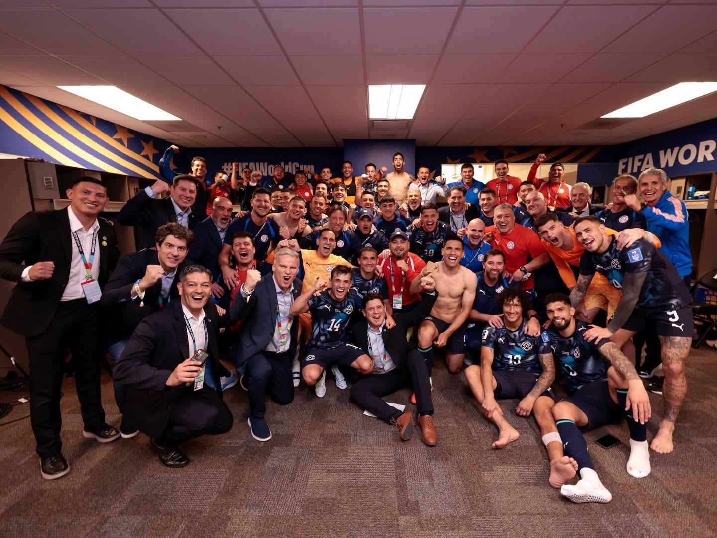 Así celebró el plantel paraguayo su triunfo ante Turquía en el Mundial 2026. (Foto: APF)