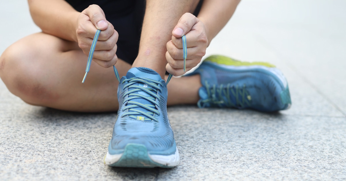 El desgaste de una zapatilla no siempre se nota a simple vista. La pérdida de amortiguación, las molestias musculares y el kilometraje son algunas de las señales que indican que llegó el momento de reemplazarla. (Foto: Freepik)