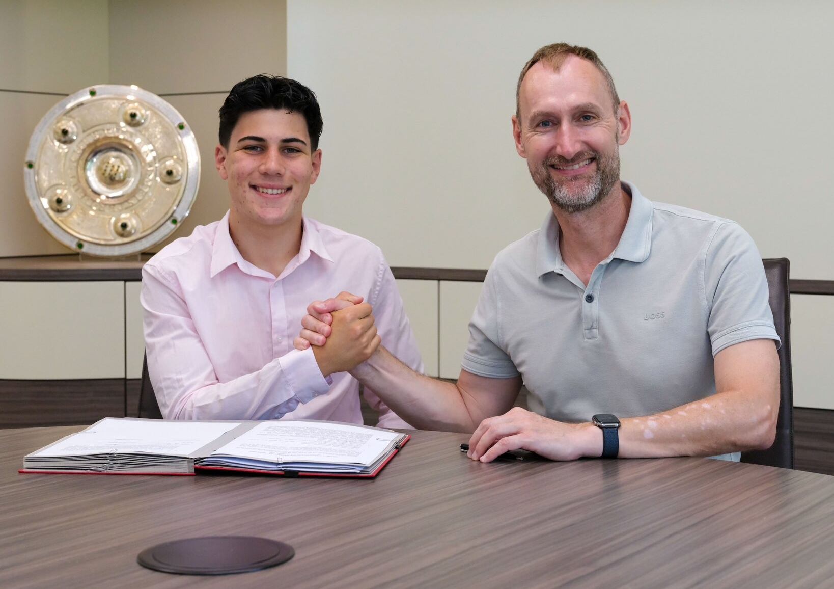 Felipe Chávez renovó con Bayern Munich por tiempo indefinido. (Foto: @FCBayernCampus)