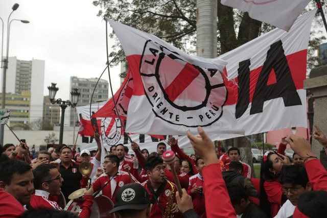 Hinchas alentaron previo a la llegada de Perú al Estadio Nacional. (Foto: Anthony Niño de Guzmán / GEC)
