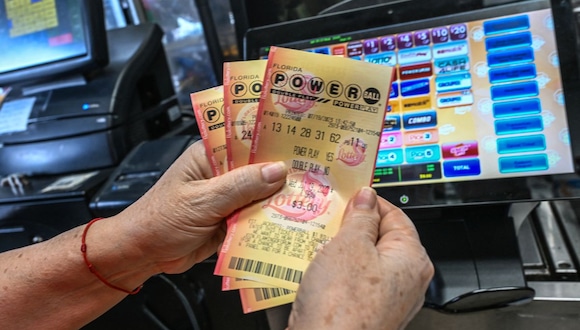 Para tener un boleto de Powerball en tus manos requieres de una mínima inversión de dos dólares (Foto: AFP)