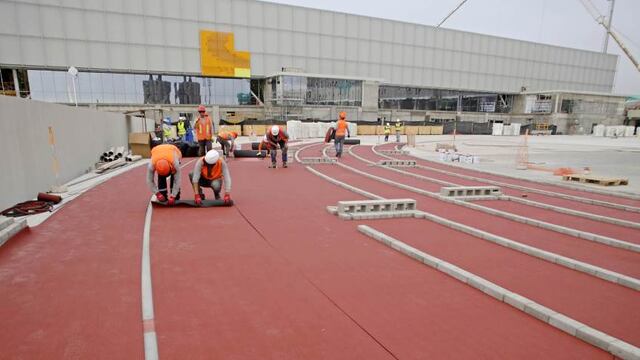 ¡Va quedando listo! Comenzó la instalación de la alfombra roja en la pista auxiliar de atletismo