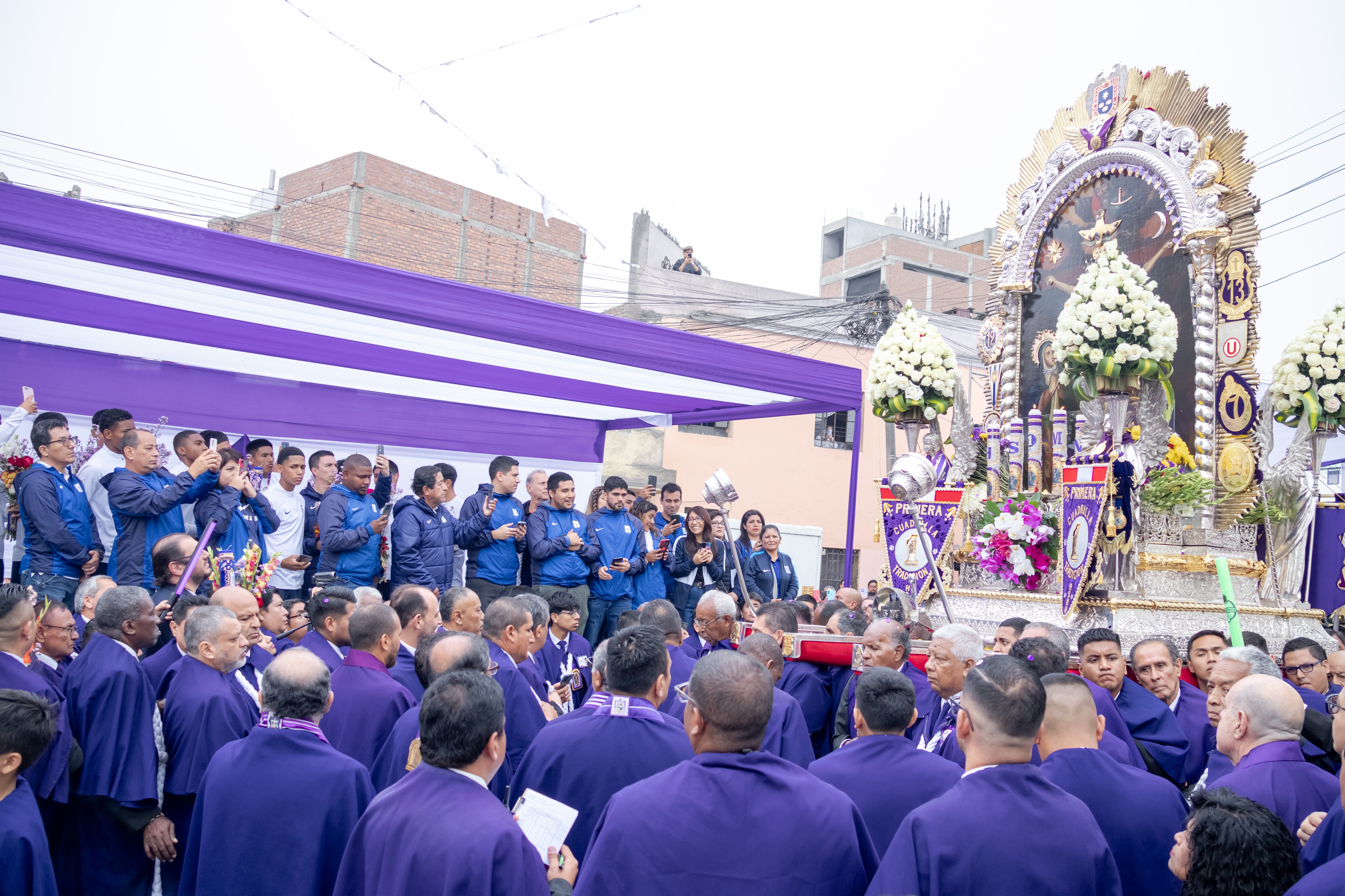 Alianza Lima rindió homenaje al Señor de los Milagros durante su salida de la Iglesia Nuestra Señora del Carmen, en Barrios Altos. (Foto: Alianza Lima)