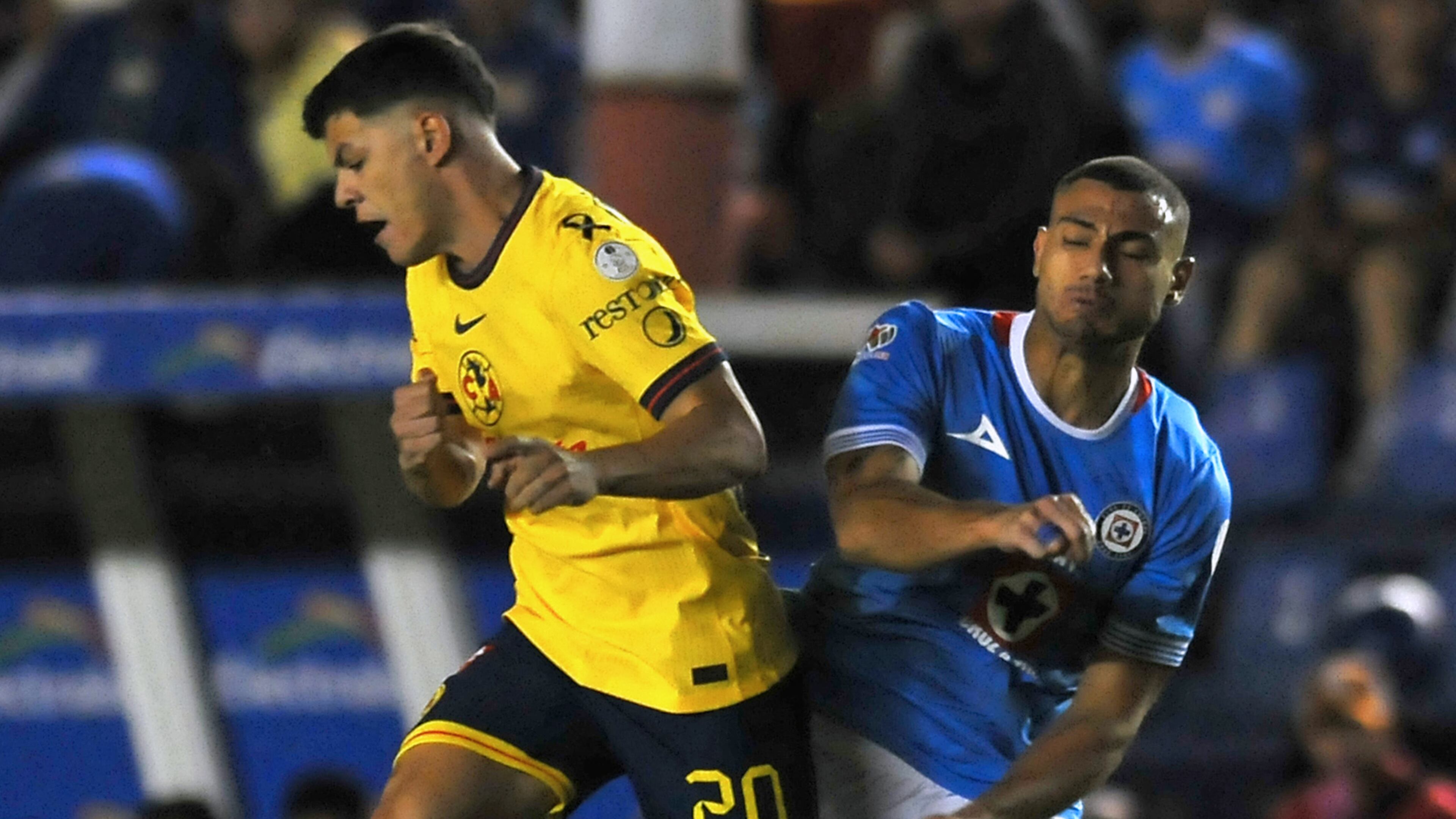 El partido de vuelta entre América y Cruz Azul se jugará el 8 de abril en el emblemático Estadio Olímpico Universitario, hogar temporal de La Máquina, donde se definirá el pase a las Semifinales de Concachampions. (Foto: AFP)