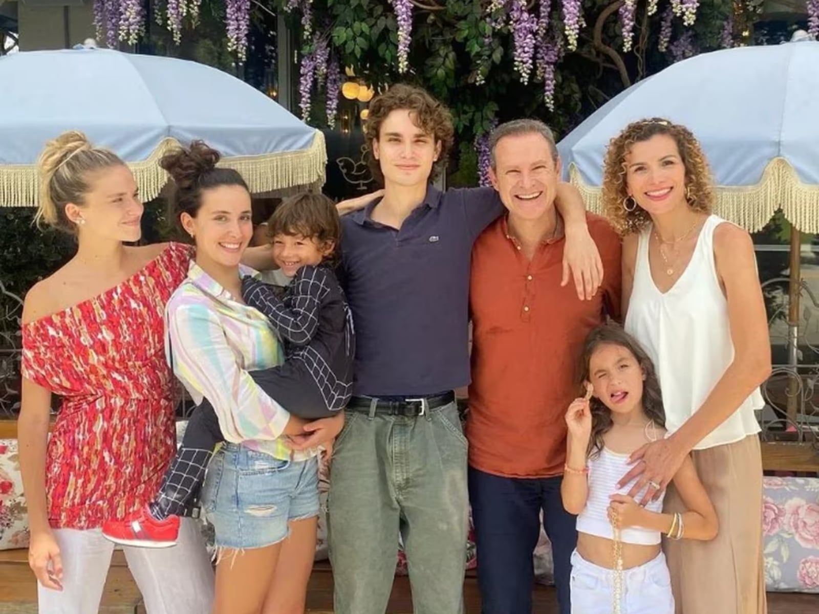 El joven Alex en medio de su familia (Foto: Alan Tacher / Instagram)