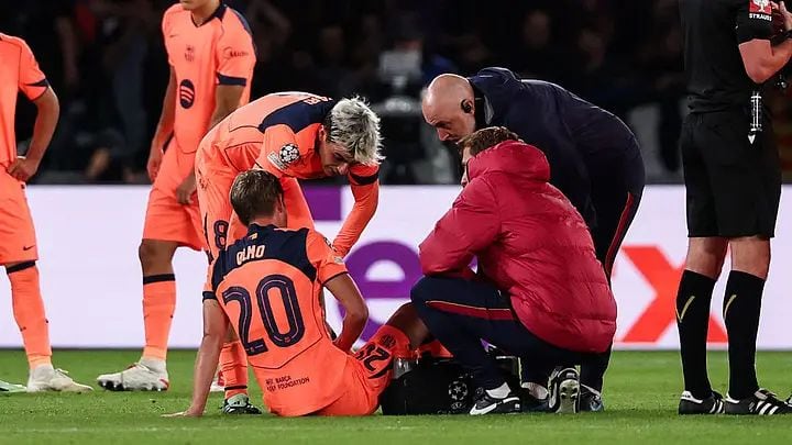 Dani Olmo atendido en el campo del Estadio de los Príncipes. (Foto: Getty)