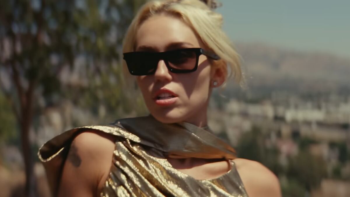 Miley Cyrus hizo varias referencias a Liam Hemsworth en "Flowers" (Foto: Miley Cyrus Vevo)
