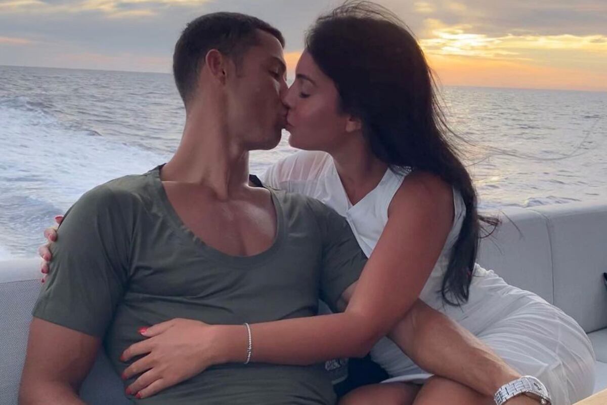 Georgina Rodríguez y Cristiano Ronaldo en su yate de lujo (Foto: Georgina Rodríguez / Instagram)