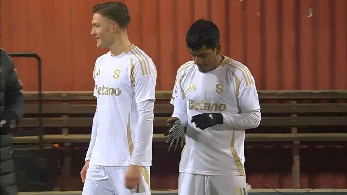 Oliver Sonne y Joao Grimaldo juegan juntos en Sparta Praga. (Captura)