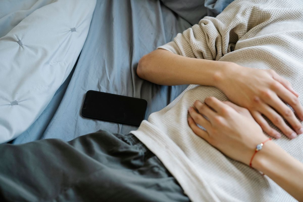 Las horas de sueño profundo se pueden ver afectadas, peor aún si tenemos un gran distractor entre las sábanas. (Foto: Eren Li / Pexels)
