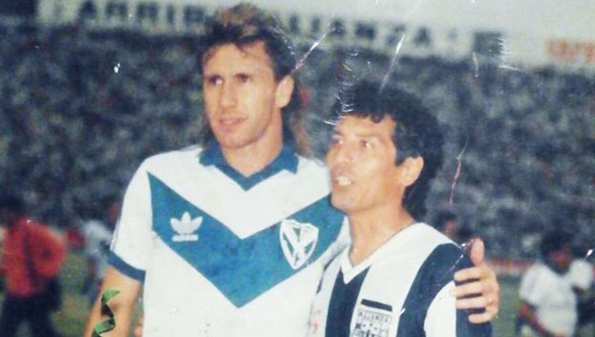 Ricardo Gareca y César Cueto durante el 3-1 de Alianza Lima sobre Vélez. (Foto: Alianza Lima)