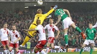 A cazar mariposas: la terrible salida de Schmeichel que permitió gol de Irlanda en repechaje [VIDEO]