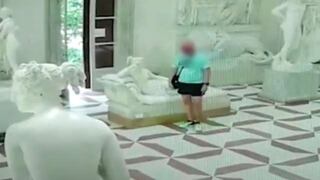 ¡Qué mala suerte! Turista rompe importante figura de museo al tomarse una foto y reacción es viral 
