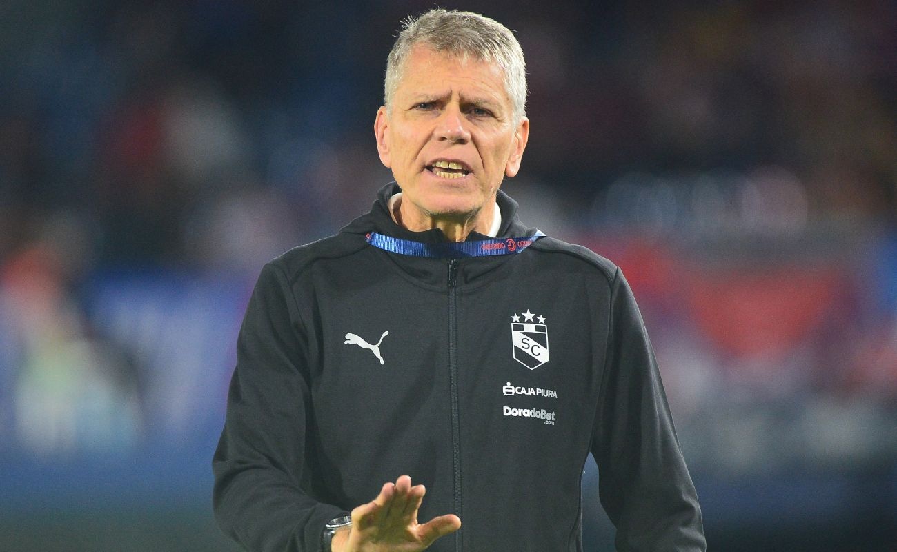 Paulo Autuori volvió a dirigir a Cristal luego de 23 años. En su primer partido sumó un empate en la Copa Libertadores 2025 ante Cerro Porteño. (Foto: AFP)