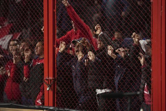 Graves incidentes de violencia en el Estadio Libertadores de América pone a la CONMEBOL en jaque. (Foto: Gustavo Garello / AP)