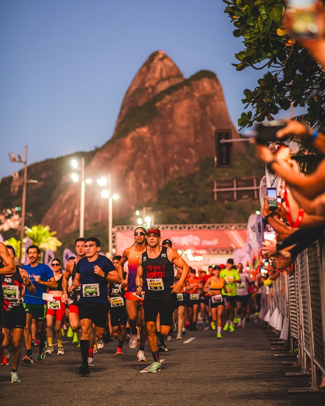 Así luce el inicio de la carrera, antes de que amanezca por completo. (Foto: Maratón de Río)