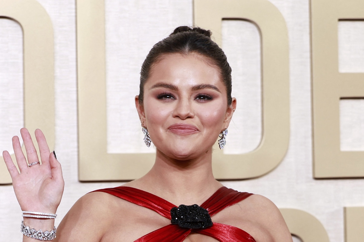 Selena Gomez sonriendo y saludando mientras desfila por la alfombra roja de los Golden Globes 2024 (Foto: AFP)