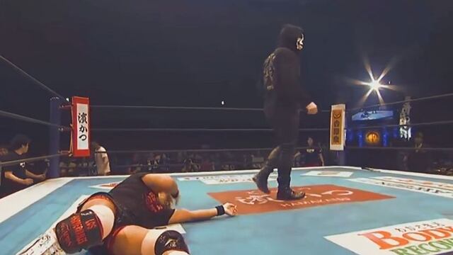 ¡Versión enmascarado! Chris Jericho reapareció en Japón para atacar a Tetsuya Naito [VIDEO]