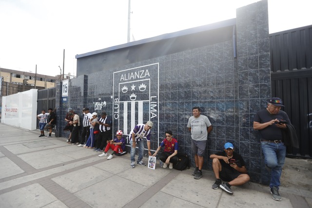 Hinchas de Alianza Lima llegan a los exteriores del Estadio Alejandro Villanueva para recibir el féretro de Hugo Sotil. (Foto: Jesús Saucedo)