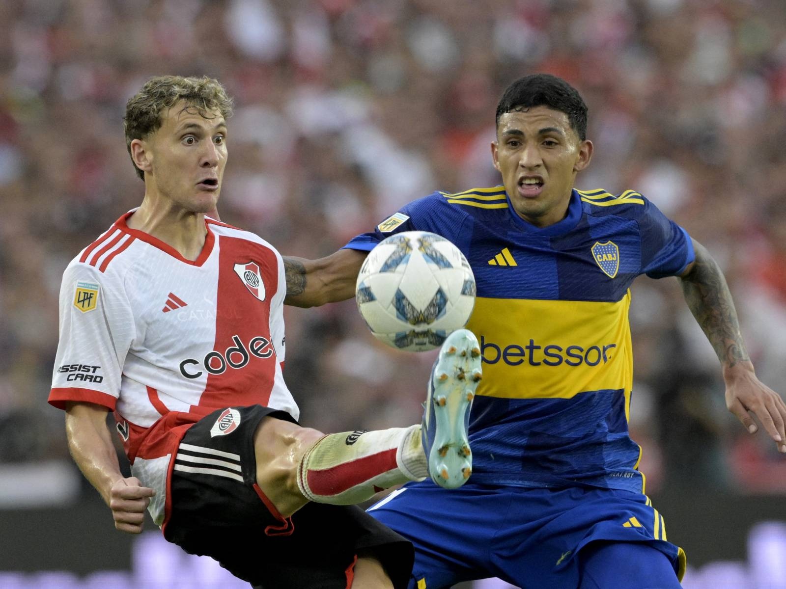 Lista de canales de televisión para ver el partido Boca Juniors vs. River Plate este domingo 21 de abril por los cuartos de final de la Copa de la Liga 2024. (Foto: AFP)
