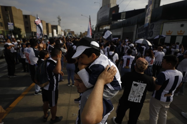 Hinchas de Alianza Lima y su aliento previo a la final con Universitario. (Foto: Julio Reaño/@Photo.gec)