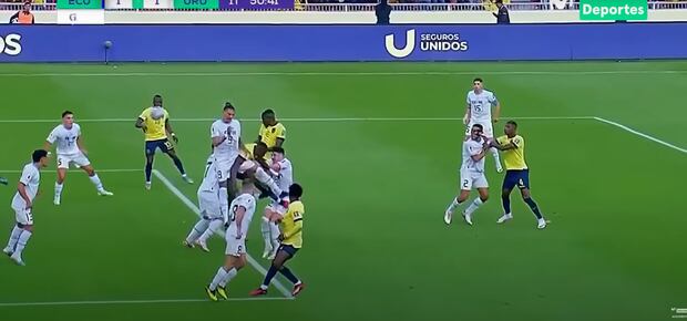 Félix Torres (a la altura de Darwin en la imagen) saltó y anotó de cabeza ante Uruguay. (Foto. Movistar)