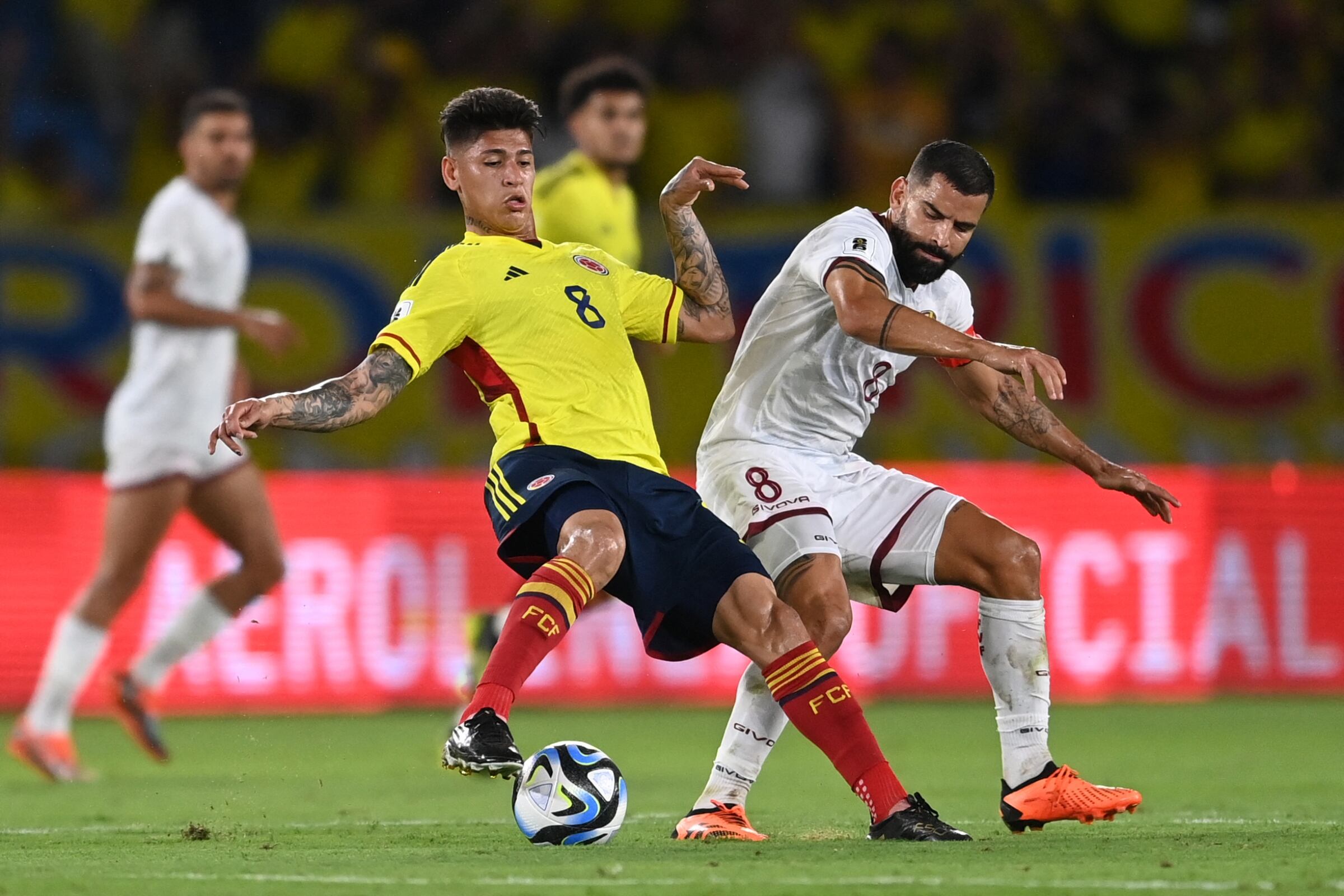 Colombia y Venezuela se enfrentan en Maturín buscando cerrar las Eliminatorias con una victoria clave. (Foto: AFP)
