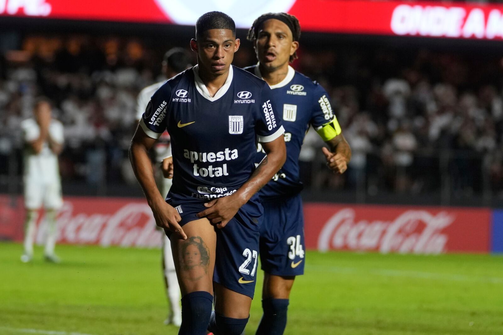 Kevin Quevedo fue la gran figura al marcar un golazo para el 2-2 de Alianza Lima (Crédito EFE).