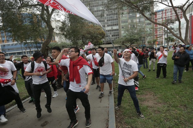 Hinchas alentaron previo a la llegada de Perú al Estadio Nacional. (Foto: Anthony Niño de Guzmán / GEC)