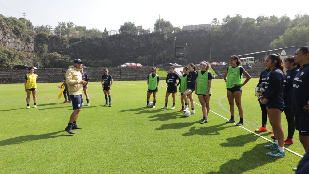 El equipo de Pumas Femenil y su cuerpo técnico. (Foto: Pumas UNAM)