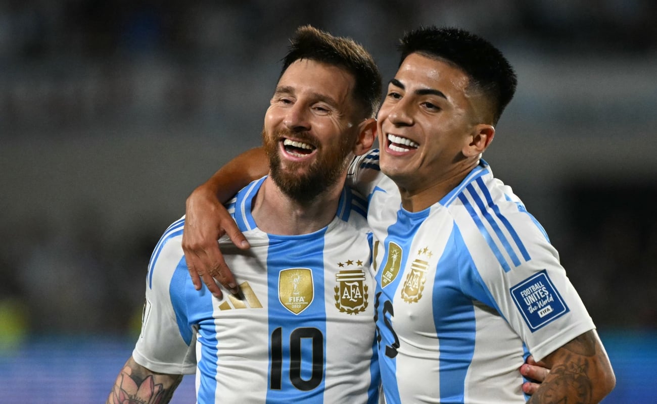 Argentina mantiene en su plantel a jugadores experimentados como Lionel Messi y sumó a jóvenes promesas como Thiago Almada. (Foto: AFP)