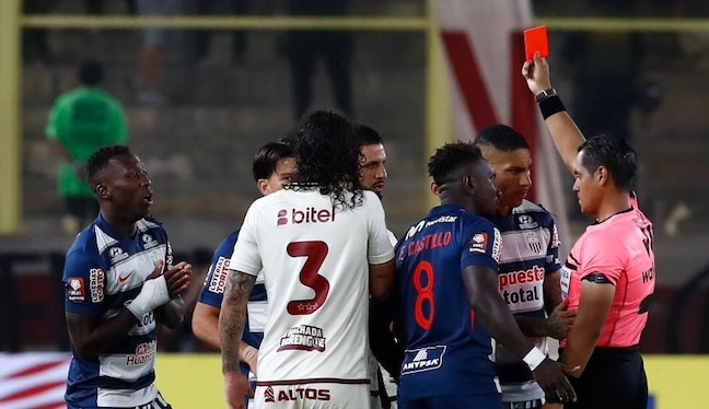 Luis Advíncula casi termina expulsado en el último clásico en el Estadio Monumental. (Foto: GEC)