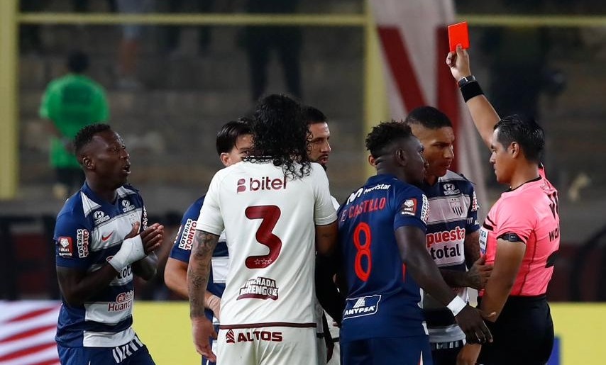 Luis Advíncula casi termina expulsado en el último clásico en el Estadio Monumental. (Foto: GEC)