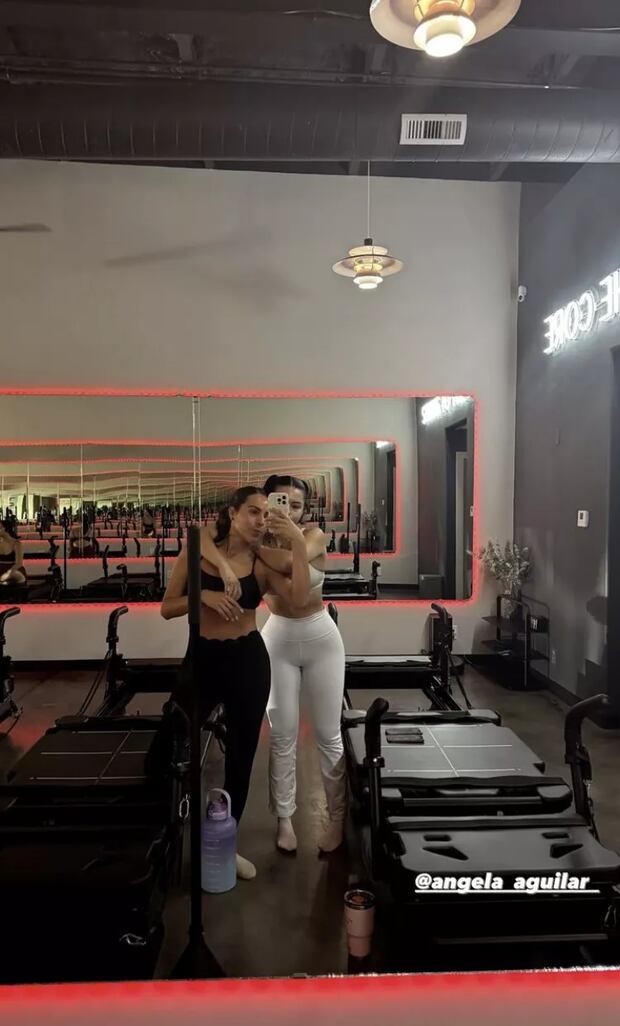 Ángela Aguilar y su hermana Aneliz en el gimnasio (Foto: Aneliz Aguilar / Instagram)