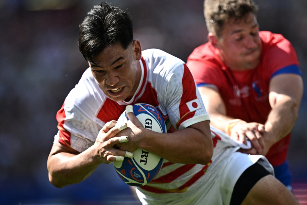 El centro interior japonés Ryoto Nakamura rompe un placaje para lanzarse hacia la línea y marcar el quinto ensayo de Japón durante el partido del Grupo D de la Copa del Mundo de Rugby Francia 2023 entre Japón y Chile en el Stadium de Toulouse en Toulouse, suroeste de Francia, el 10 de septiembre de 2023. | Crédito: Lionel Bonaventure / AFP
