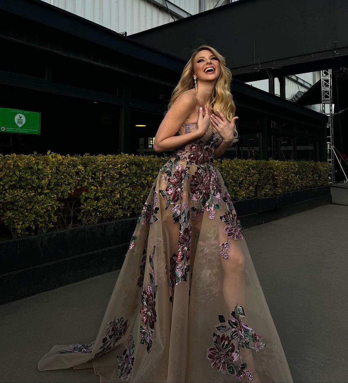 La modelo estadounidense-puertorriqueña en el set de "La casa de los famosos", a donde llegó para hacer un tour del espacio que habitarían las celebridades (Foto: Madison Anderson / Instagram)