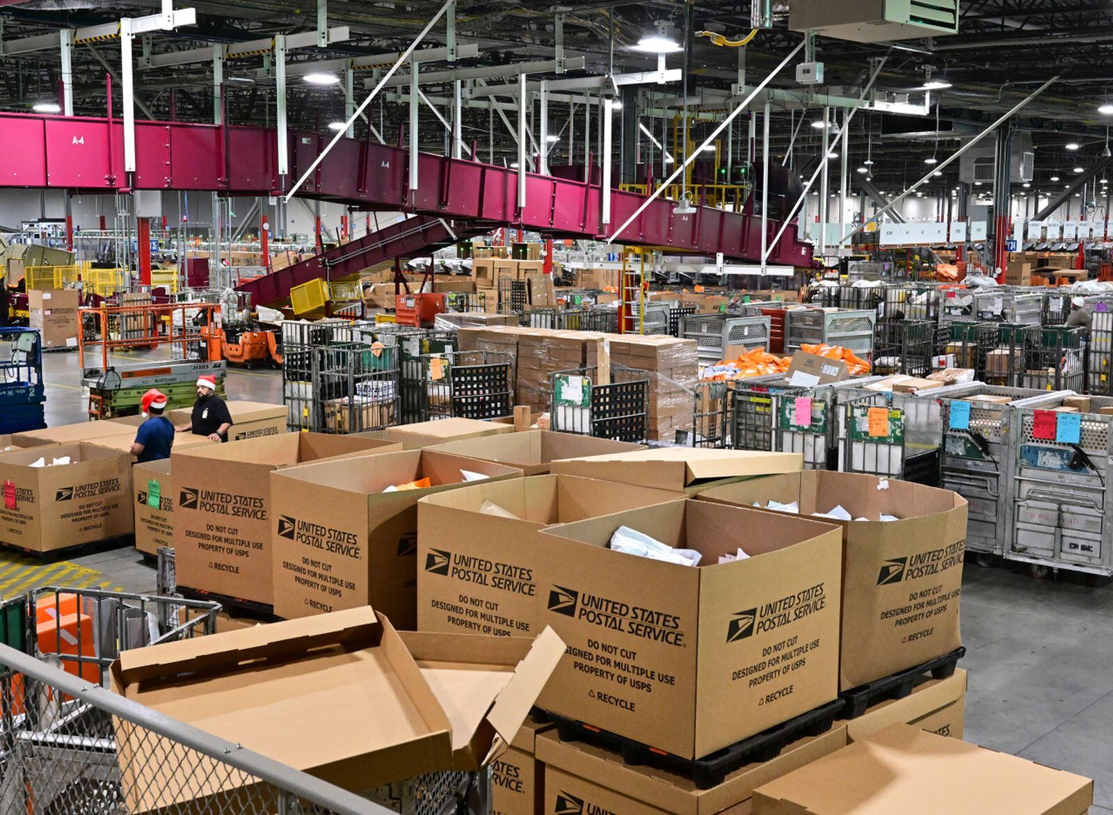 La demanda de las entregas para el servicio postal aumenta con la llegada de fechas importantes como la Navidad (Foto: AFP)