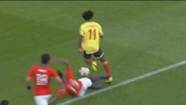 ¡Indignante! Cuadrado cae en el área, el árbitro no cobra penal y le saca amarilla en el Colombia vs. Chile