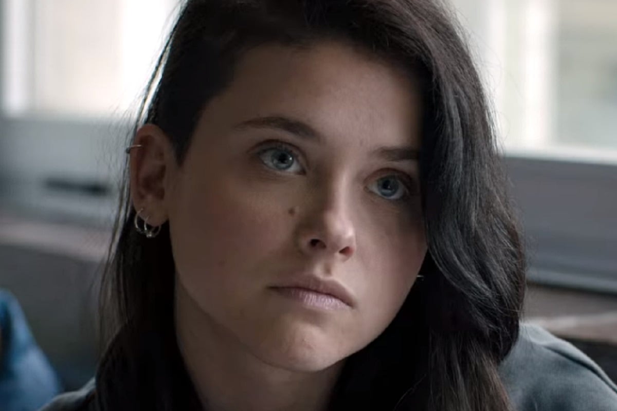 Alma (Nicole Wallace) se escapa de casa para asistir a una fiesta con su amiga Greta al inicio de la serie española "Ni una más" (Foto: Netflix)