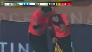 Repudiable acción: árbitro fue agredido con objeto lanzado de tribuna de Boca Juniors [VIDEO]