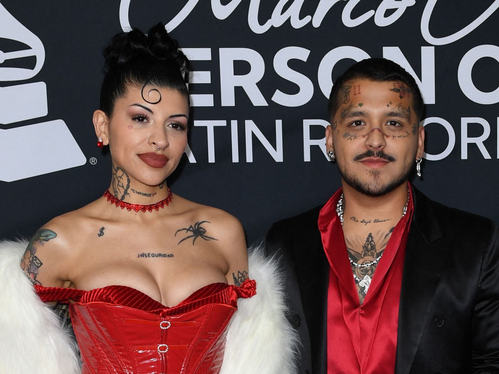 Christian Nodal y Cazzu se convirtieron en padres y llenaron de felicidad a sus seguidores. Aquí una imagen de ambos cuando fueron a la gala de Persona del Año de la Academia Latina de la Grabación 2022 en el Michelob Ultra Arena del Mandalay Bay en Las Vegas, Nevada, el 16 de noviembre de 2022 (Foto: Valerie Macon / AFP)