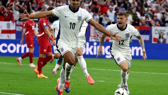 Jude Bellingham de Inglaterra (C) celebra el gol del 1-0 con Kieran Trippier de Inglaterra durante el partido del grupo C de la Eurocopa 2024 entre Serbia e Inglaterra en Gelsenkirchen, Alemania, el 16 de junio de 2024. (Alemania). | Crédito: EFE / EPA / Christopher Neundorf