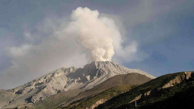 Volcán Ubinas este jueves 6 de julio: video, erupción y evacuación en Moquegua
