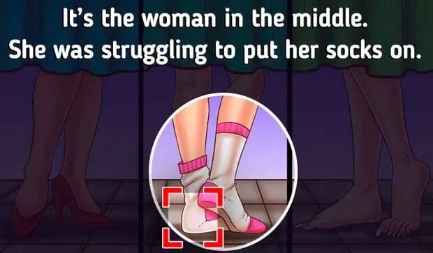 La mujer del medio es la embarazada, pues se nota que le costó colocarse los calcetines. (Foto: genial.guru).