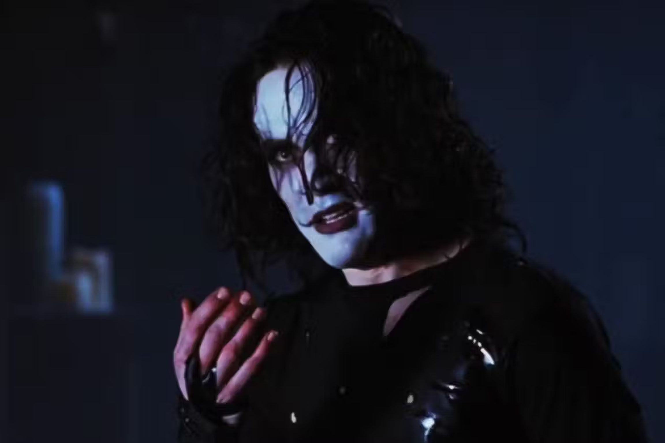 Brandon Lee como Eric en la primera película de “El Cuervo”, de 1994 (Foto: Dimension Films / Miramax Films)